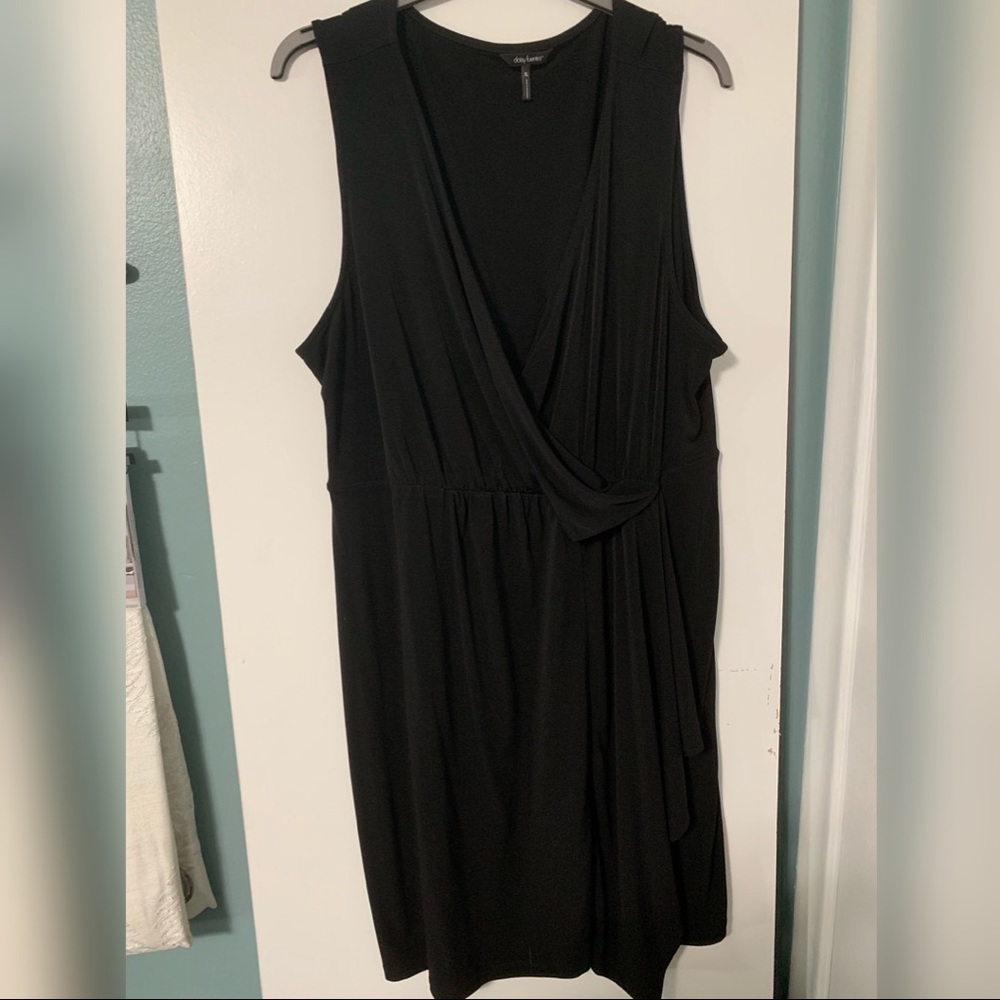 Black Daisy Fuentes size XL